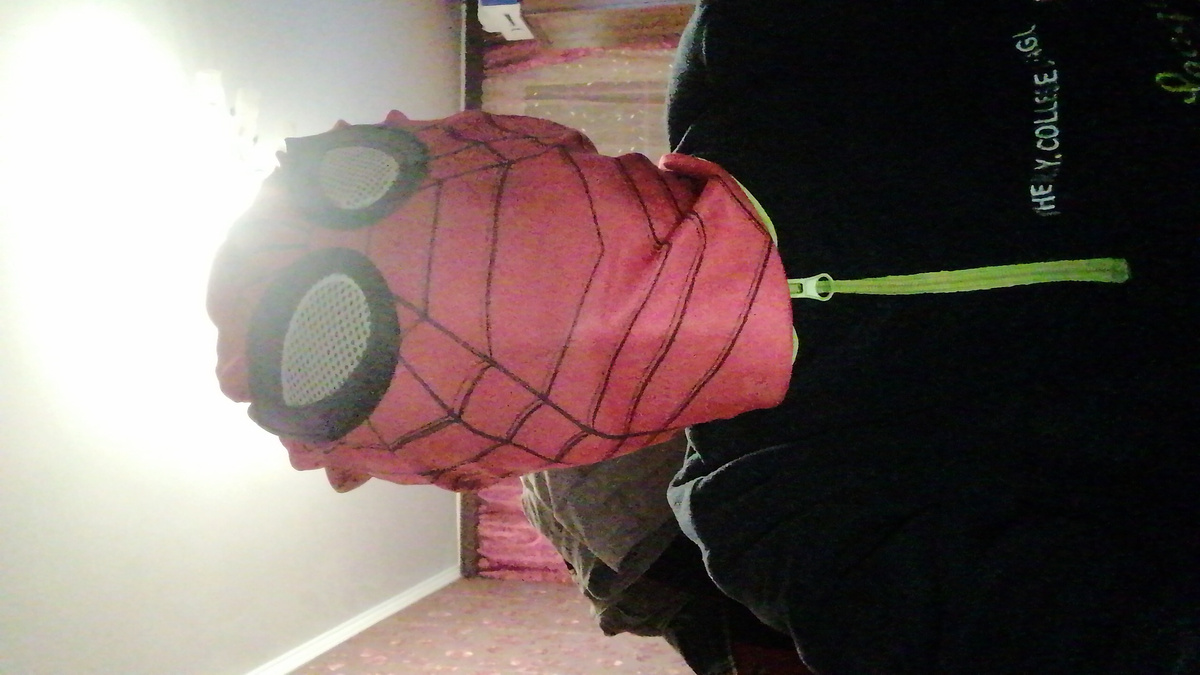 Статья будет очень короткая, паучок Тома взял по чуть чуть от каждого костюма других паучков чем костюм проще тем легче его зашивать 😁. Ну а на этом всё как я говорил стать очень короткая пока.