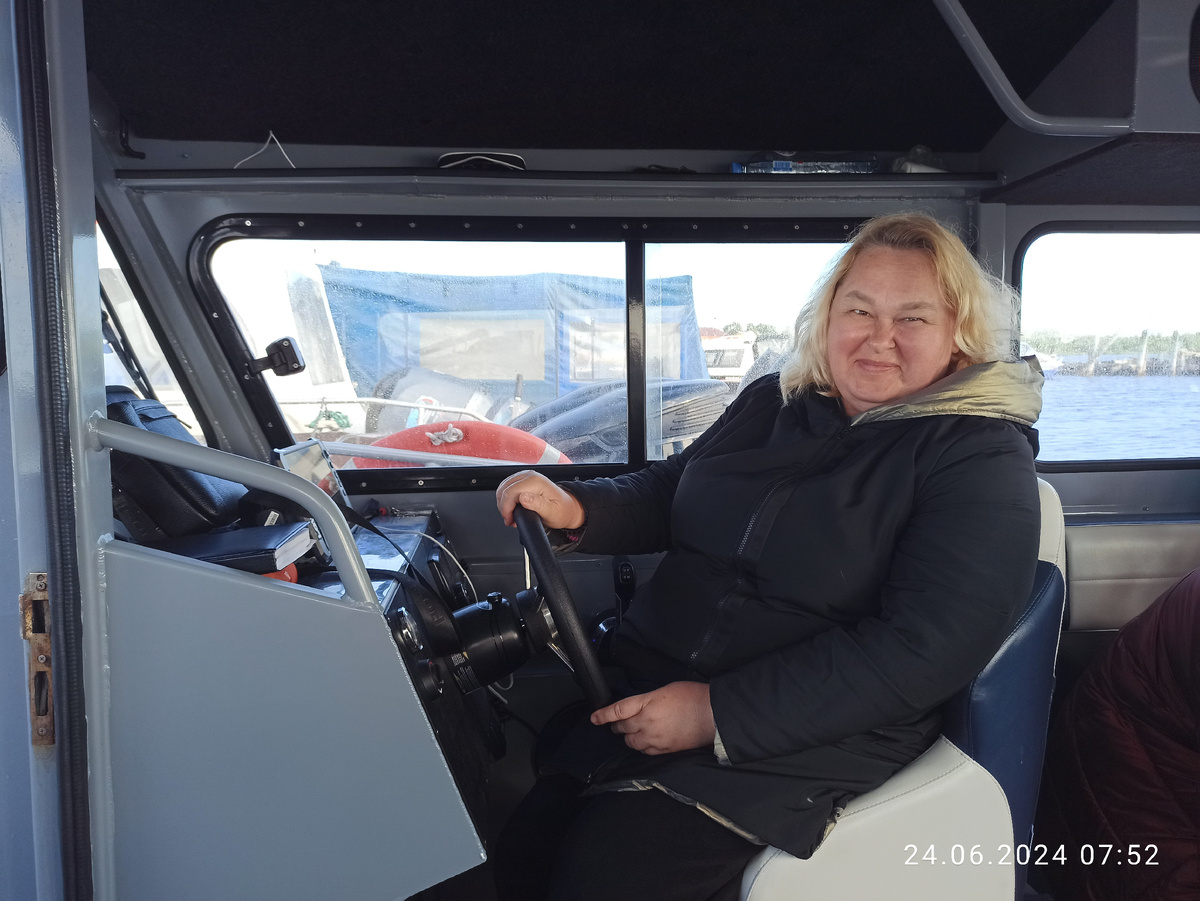 На небольшом катере по Белому морю. 30-летний стаж управления автомобилем очень помог немного побыть за штурвалам катера.