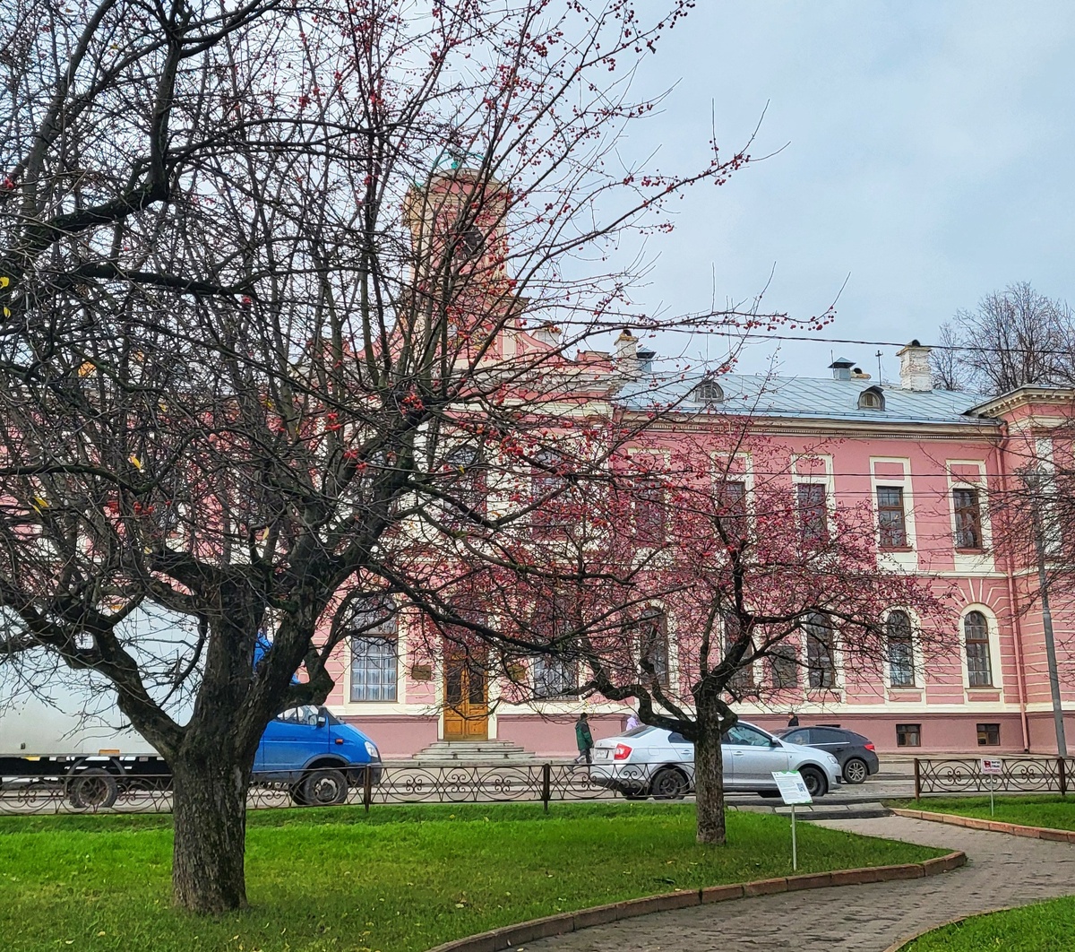 Главный учебный корпус Академии 