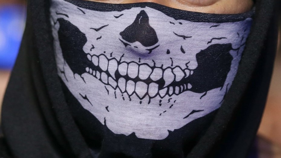    Мужчина в маске в виде черепа Автор фото: Александр Рюмин / ТАСС