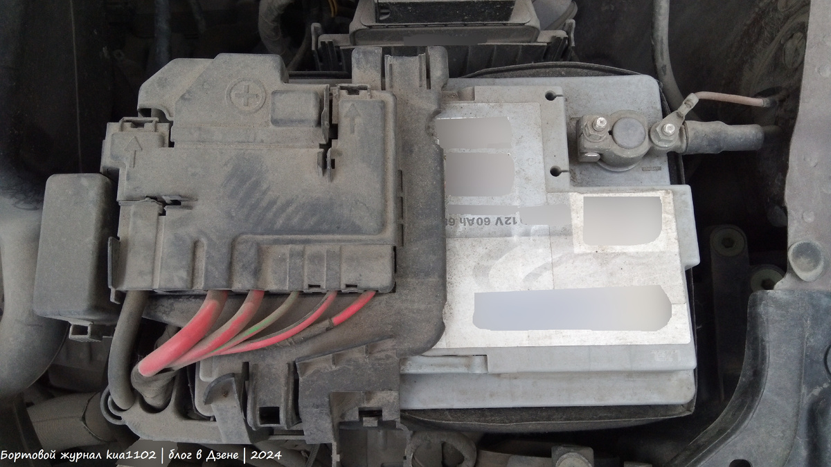 Внешний вид посадочного места аккумуляторной батареи в Volkswagen Polo. Автор фотографии kua1102