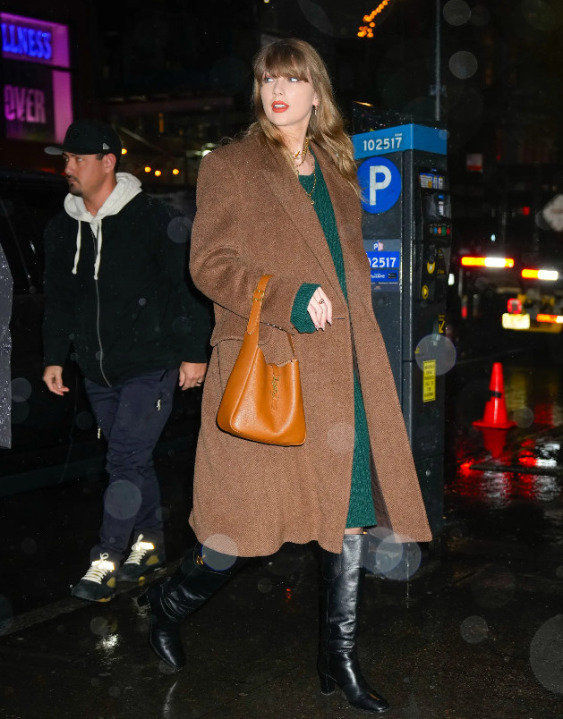 Тейлор Свифт в Нью-Йорке 2024 с сумкой  Le 5 à 7 от Saint Laurent small soft hobo