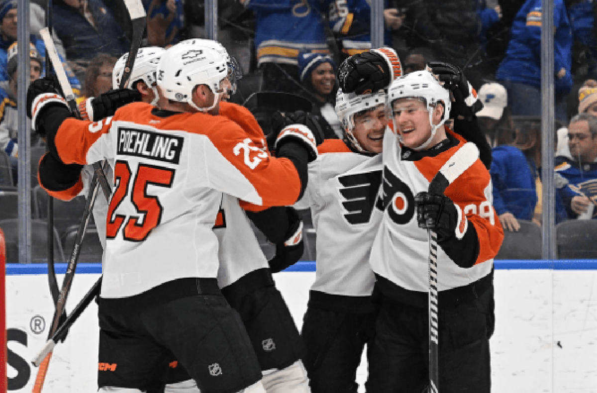 Матвей Мичков принимает поздравления с очередным победным голом. Фото: НХЛ