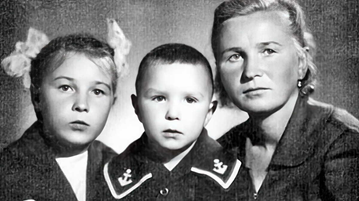    Гарик Сукачёв в детстве (на фото: с сестрой и мамой)