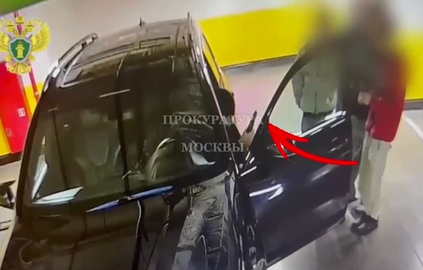 На видеозаписи можно рассмотреть пистолет обвиняемого.