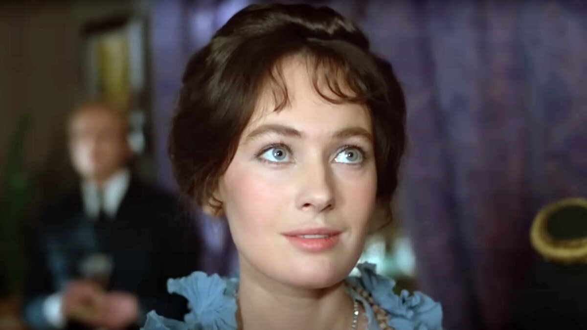 Лариса Гузеева, словно хрустальная статуэтка, появилась на экране в образе Ларисы Огудаловой