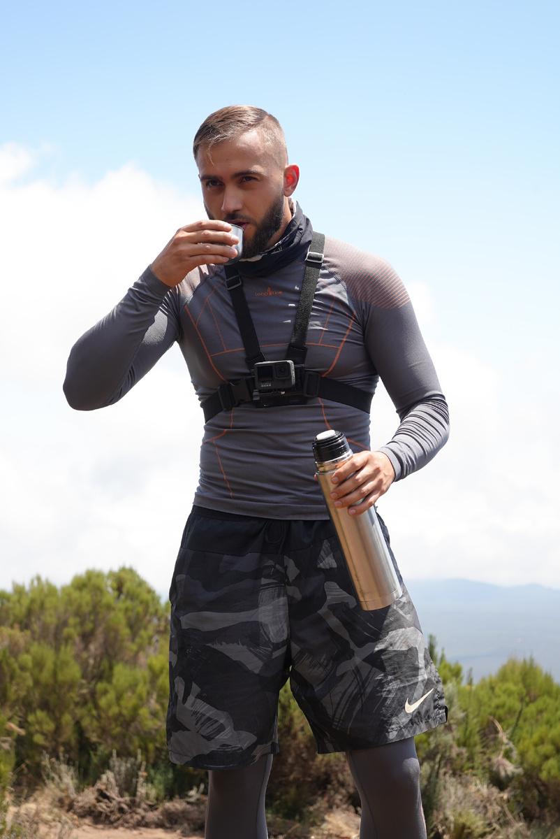 Пью чай во время восхождения и наслаждаюсь каждым моментом. 