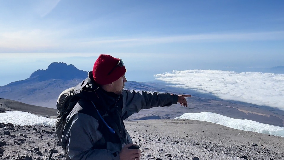 Белка даёт интервью о своём восхождении на вершине.