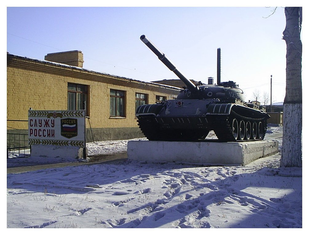 Танк Т-62 на постаменте в военном городке Досатуй 