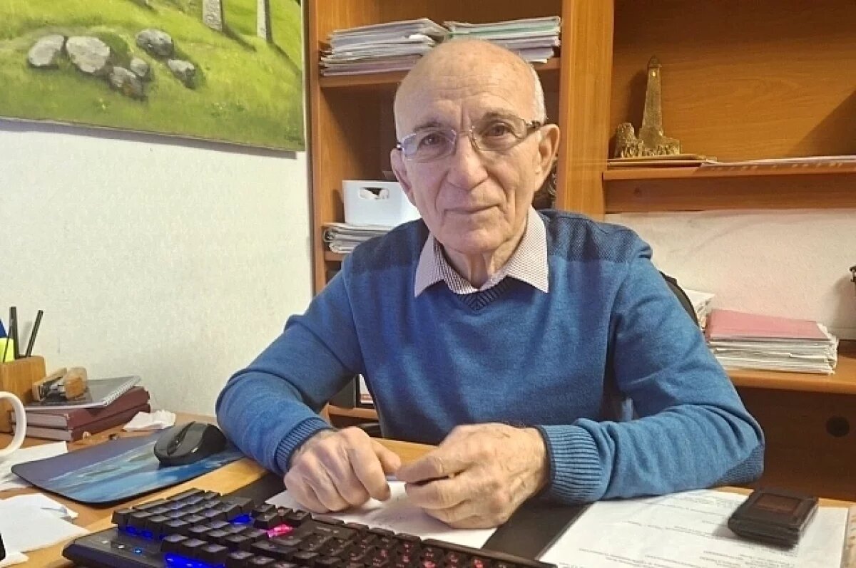    Амурхан Хадрисович в своём кабинете.