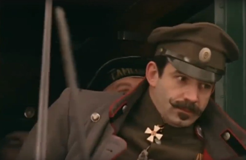 Убийство Духонина. Кадр из сериала "Гибель империи" (2005).