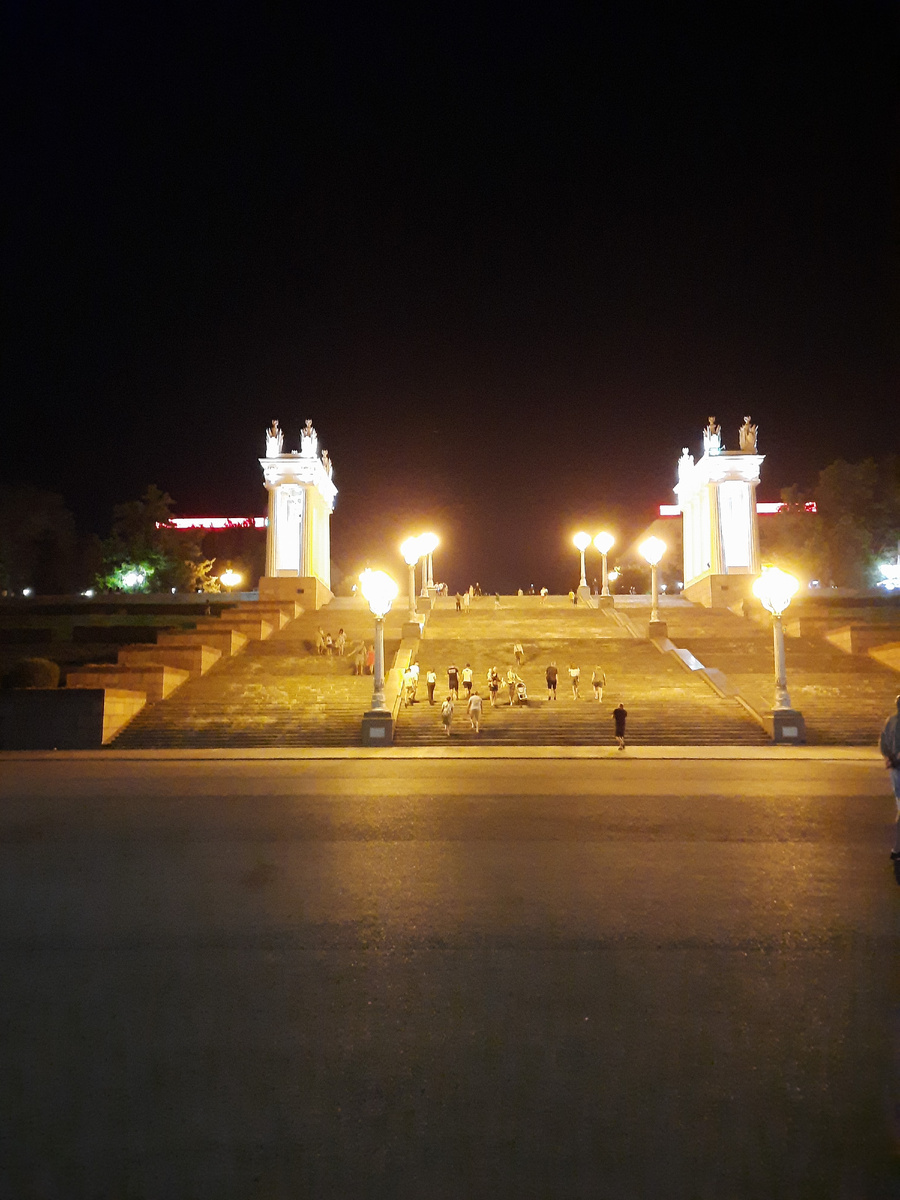 Гранитная лестница Центральной набережной. Ночной вид.