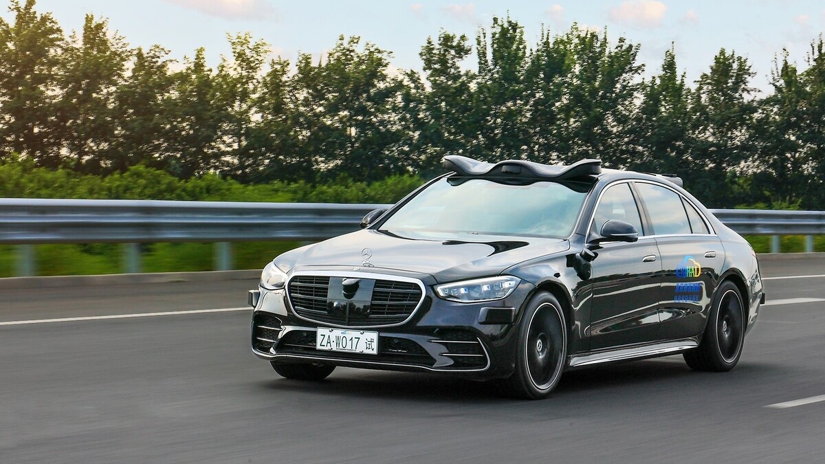 Mercedes тестирует технологии автономного вождения на своих автомобилях для китайского рынка.