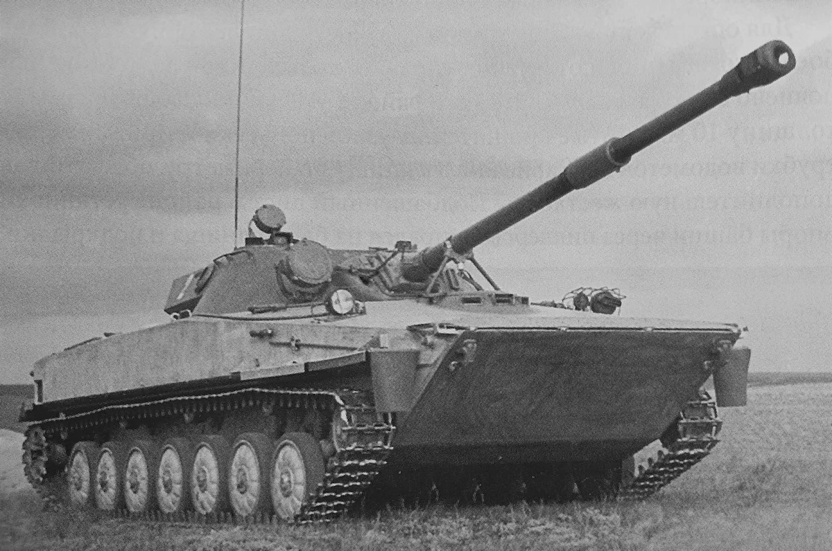 Объект 906. Разработан на ВгТЗ в начале 1960-х в качестве замены ПТ-76. В качестве вооружения выбрана 85-мм пушка, также существовал вариант с 90-мм пушкой. В 1961-1962 годах выпущено 6 опытных машин. Танк прошел испытания. но серийно не выпускался. Возможно, что если бы Гречко стал министром обороны чуть раньше, то машина получила бы шанс стать серийной