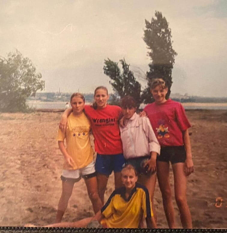    Марина Судакова (слева) в спортивном лагере. Вторая слева - Полина Кузнецова