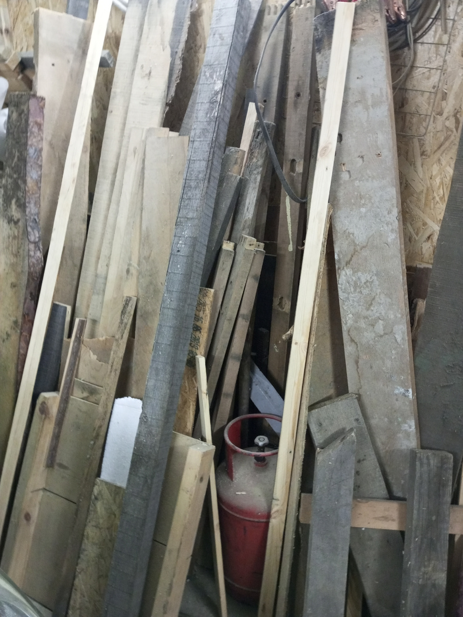 Угол в гараже ,давно хочу разобрать 