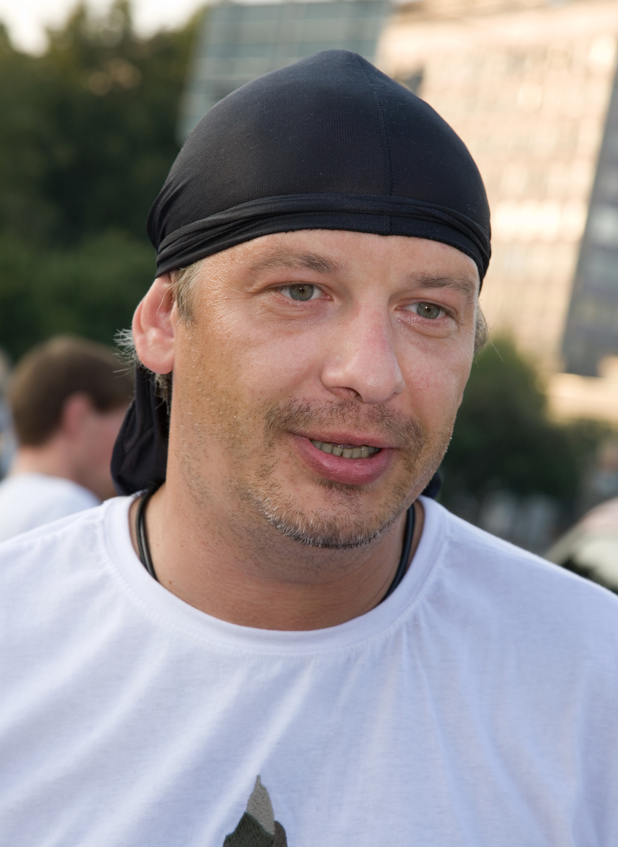    Дмитрий Марьянов родился в Москве 1 декабря 1969 года. Мать будущего актёра была бухгалтером, а отец — мастером по гаражному оборудованию. В детстве Дмитрий посещал театральную школу и различные спортивные секции / globallookpress.com / Valery Lukyanov