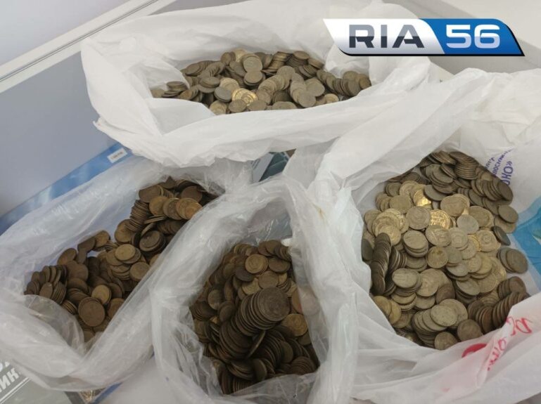    Пенсионерка из Оренбурга сдала на памятник подвигу советского народа 4 килограмма монет Андрей Севостьянов