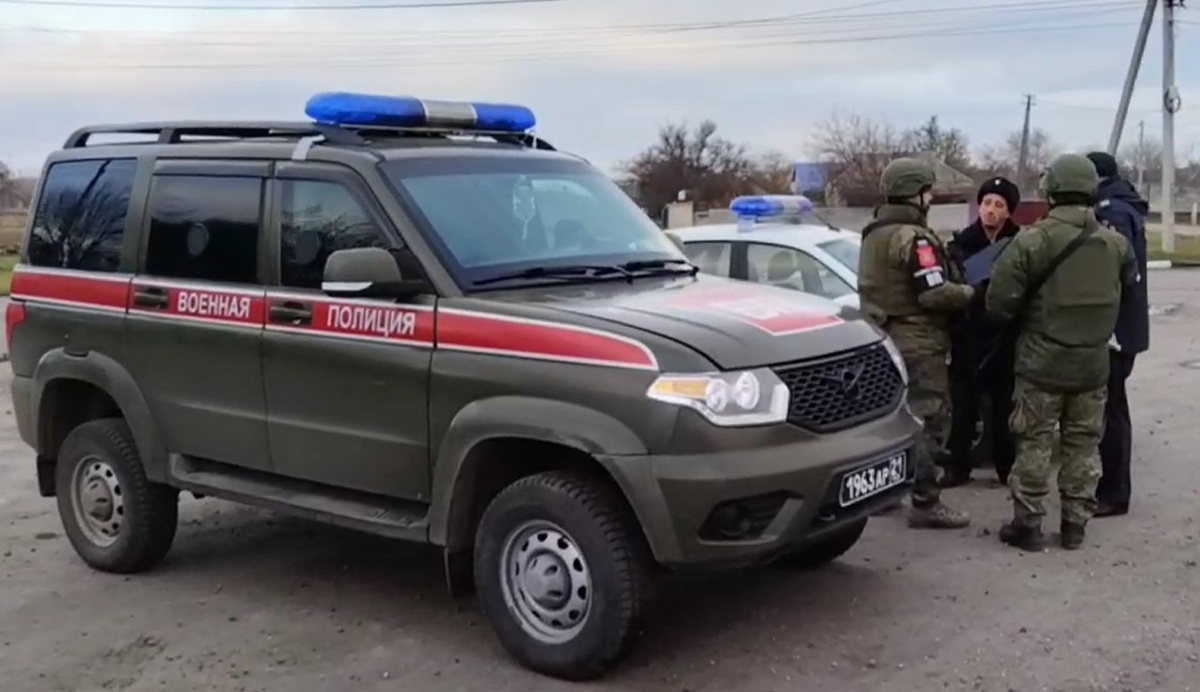 1 декабря - День военной полиции. Но и в свой профессиональный праздник военнослужащие на боевом посту. На снимке: обсуждают планы взаимодействия с сотрдниками полиции МВД России.