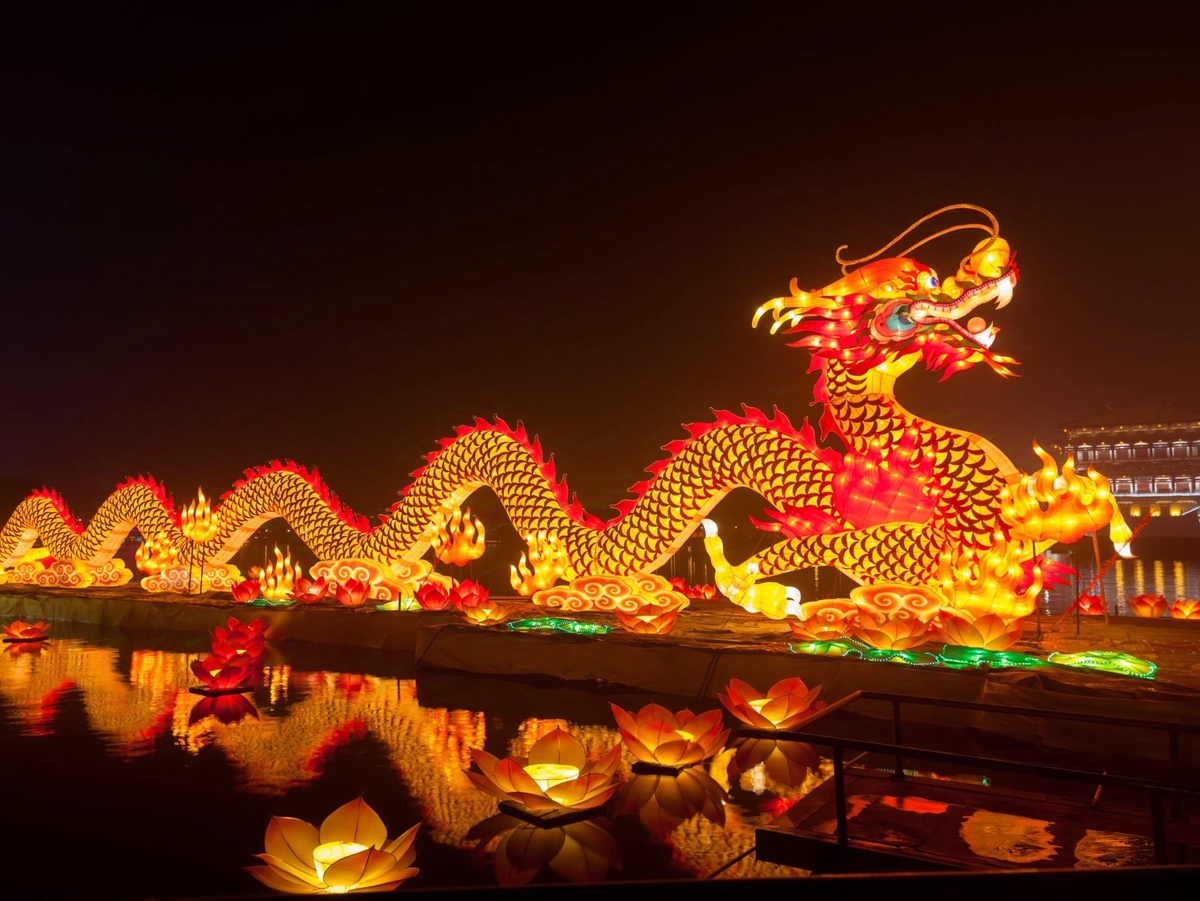 Символом уходящего года стал зелёный деревянный Дракон, наверное, самое главное мифическое существо для китайцев (фото из открытых источников в интернете) 