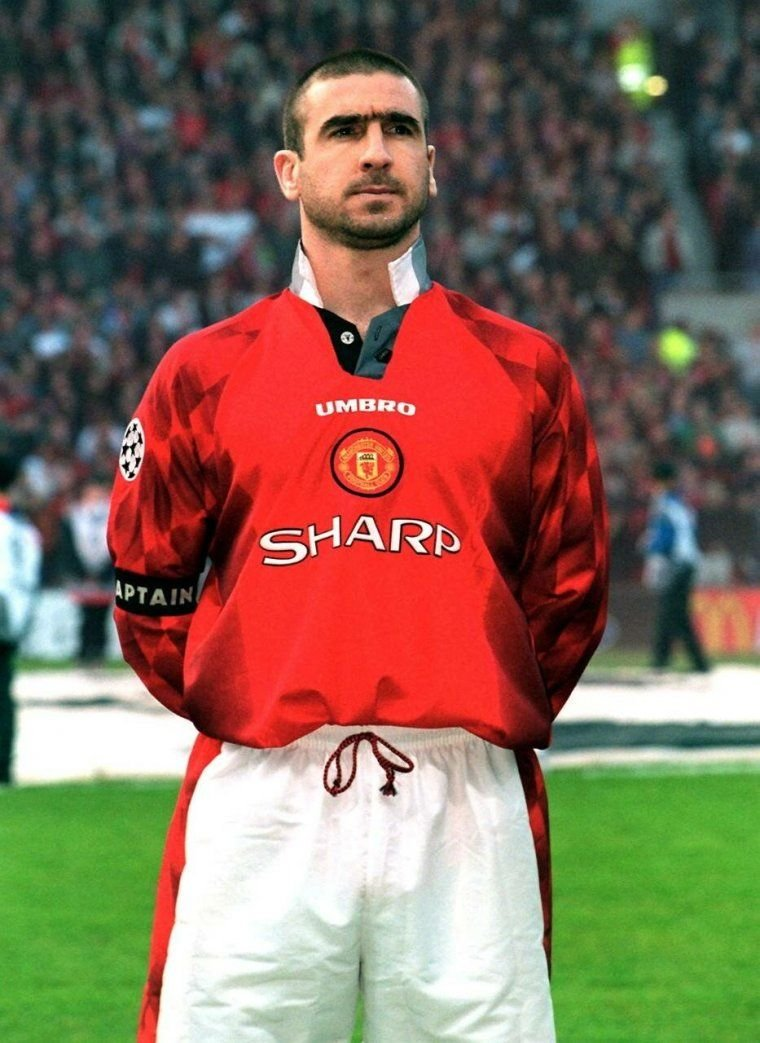 Непременно поднятый воротник футболки свидетельствовал о его полной готовности к игре
