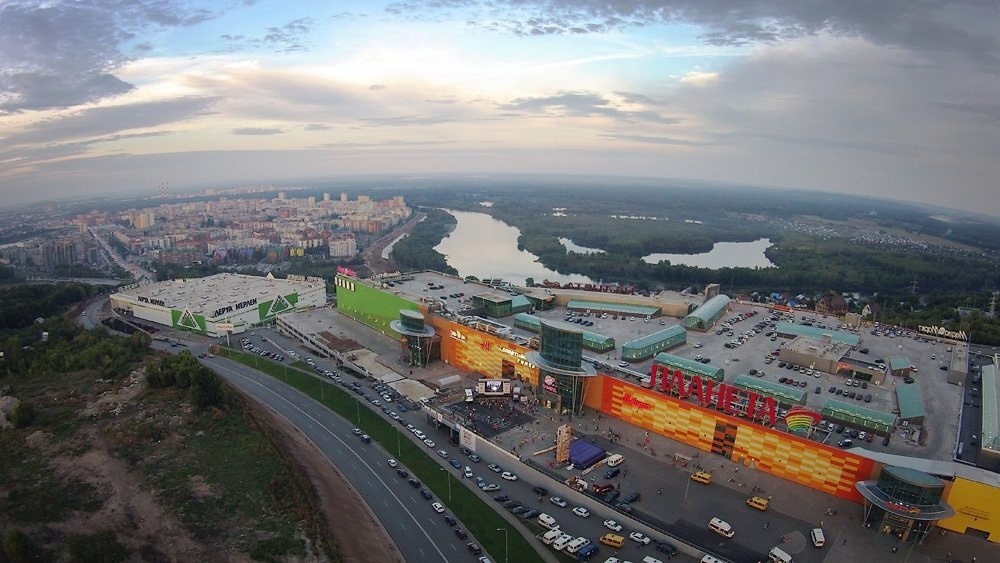 Видовая парковка с другой стороны, где аквапарк