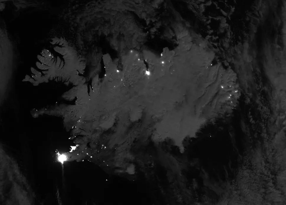 На этом инфракрасном снимке, сделанном спутником NASA Suomi NPP, трещина светится ярче, чем близлежащий