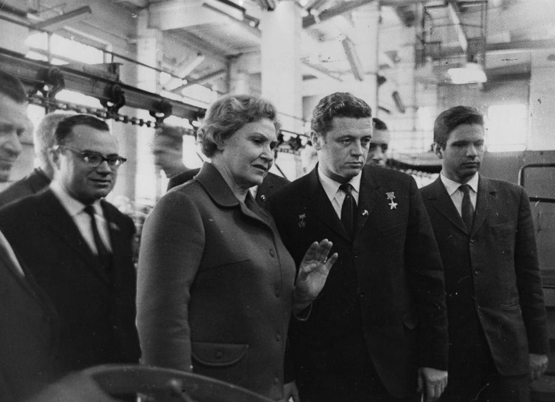 Председатель кировского облисполкома Николай Паузин (слева в очках), главный инженер кировского шинного завода Галина Голоулина и космонавт Владислав Волков (второй справа) во время экскурсии по шинному заводу. г. Киров. 1970 г. Фото: ЦГАКО.