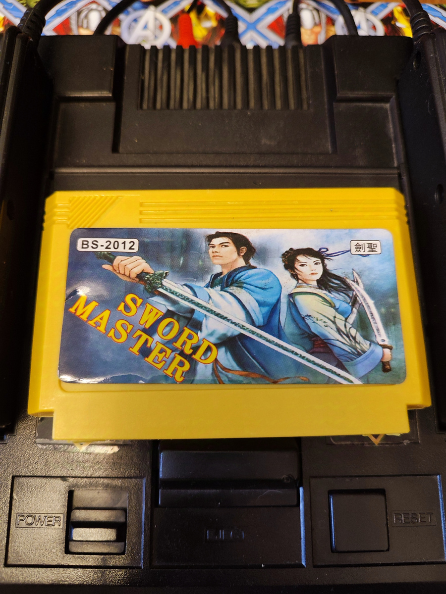 Фото сделаны мной. На фото игра "Мастер меча". Оригинал игры "Sword Master" был разработан Athena и издан Athena и Activision в 1990,.г. для платформы NES. Дизайнеры Хиронобу Тамаи, Р. Накашима. Фото демонстрирует начальную заставку игры, а так же общий визуальный фон игры. Подробнее об этом рассказано в статье. Все материалы принадлежат правообладателям и размещены исключительно в информационных целях.