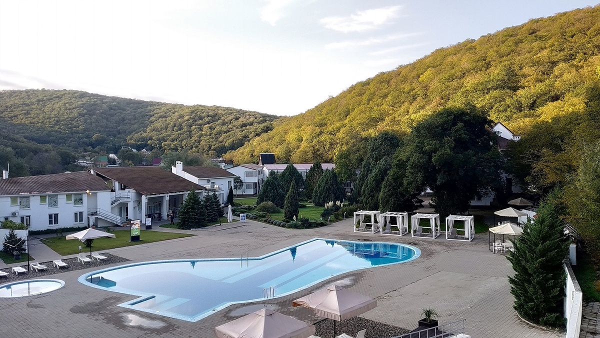 Вид из окна нашего номера в октябре 2024 года, фото автора