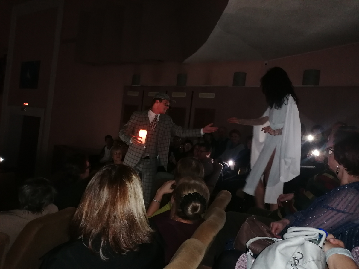 Коровьев ведёт Маргариту на бал