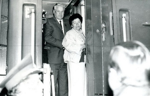 Б. Н. Ельцин с супругой в отъезжающем поезде в Москву на железнодорожном вокзале г. Кирова. 1989 г.