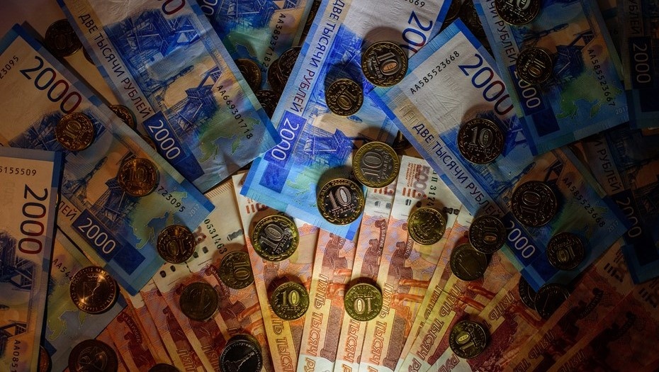   Денежные купюры и монеты лежат на столе. Автор фото: Сергей Ермохин / "Деловой Петербург"