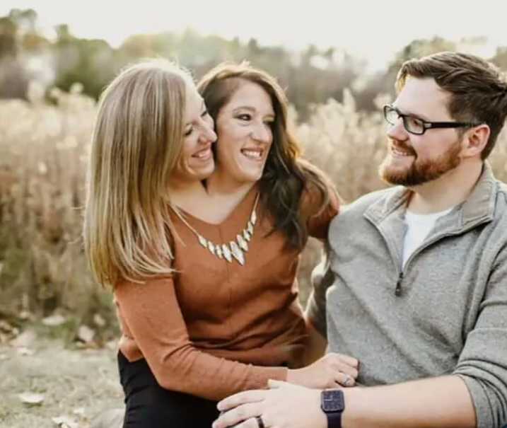 По фото сразу видно, кто - счастливая жена