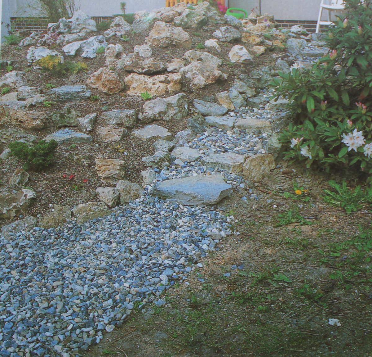 альпийская горка, сухой ручей