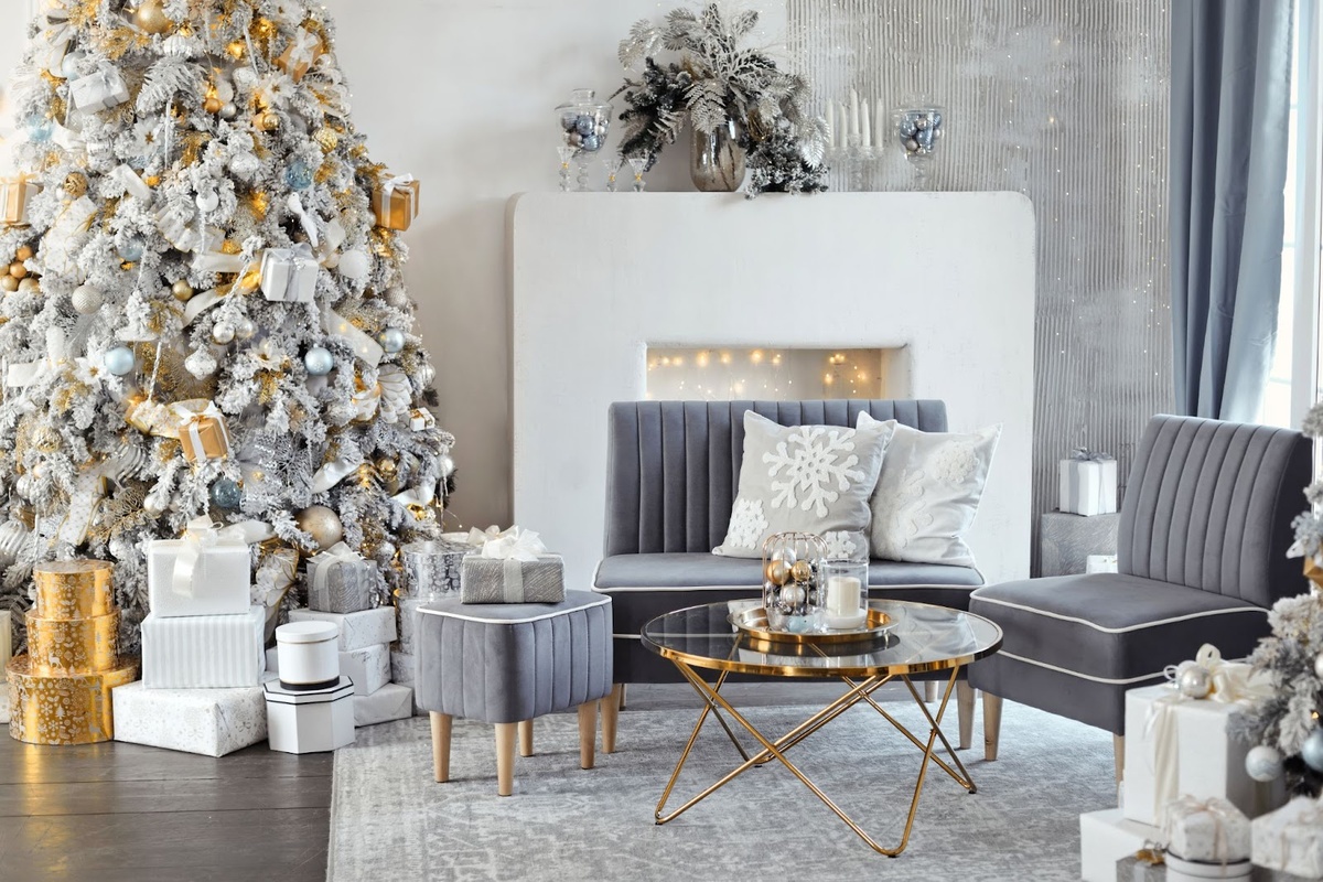 Камин, в котором вместо огня — светящаяся гирлянда. Источник: Shutterstock