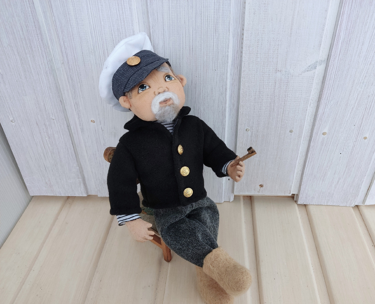 Капитан на пенсии, морской волк.