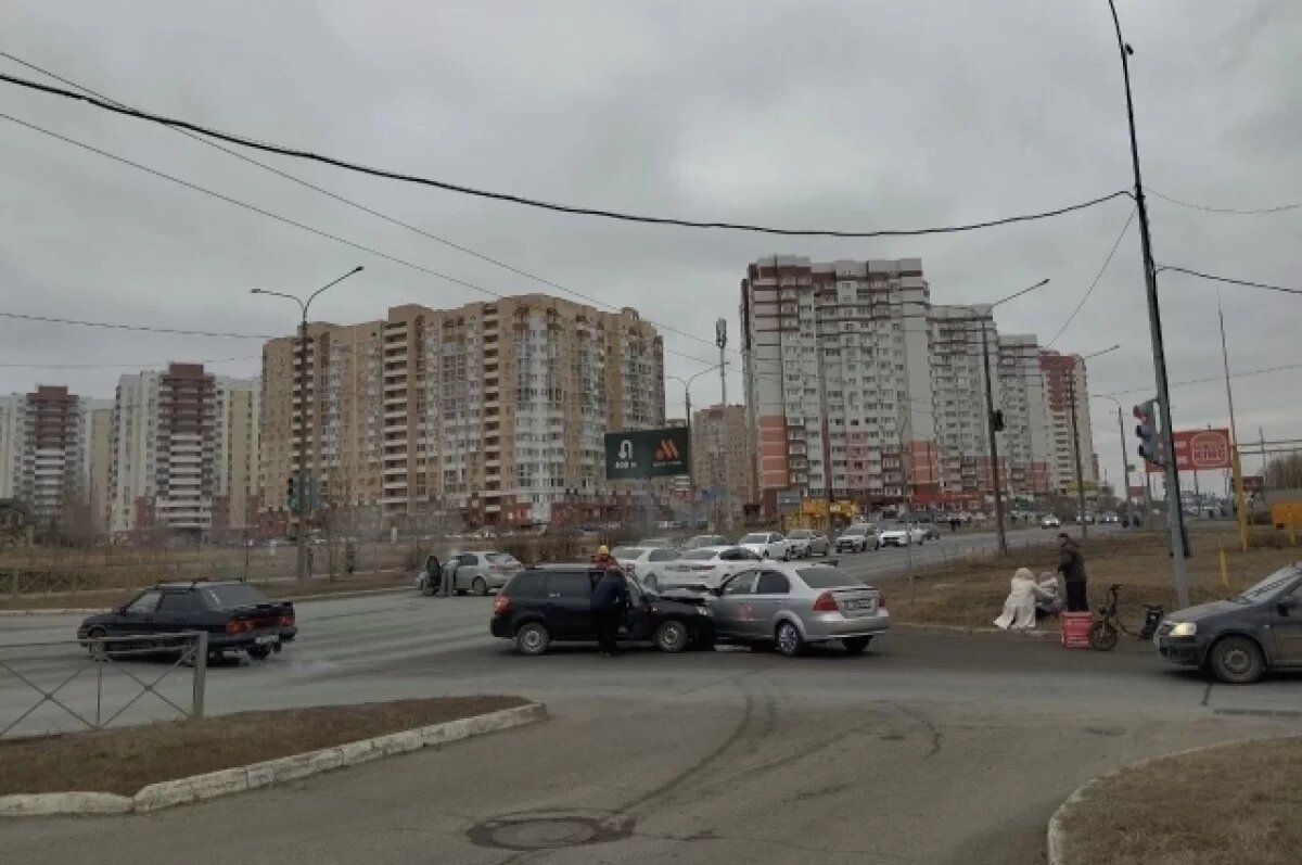    В Оренбурге на Салмышской столкнулись три авто
