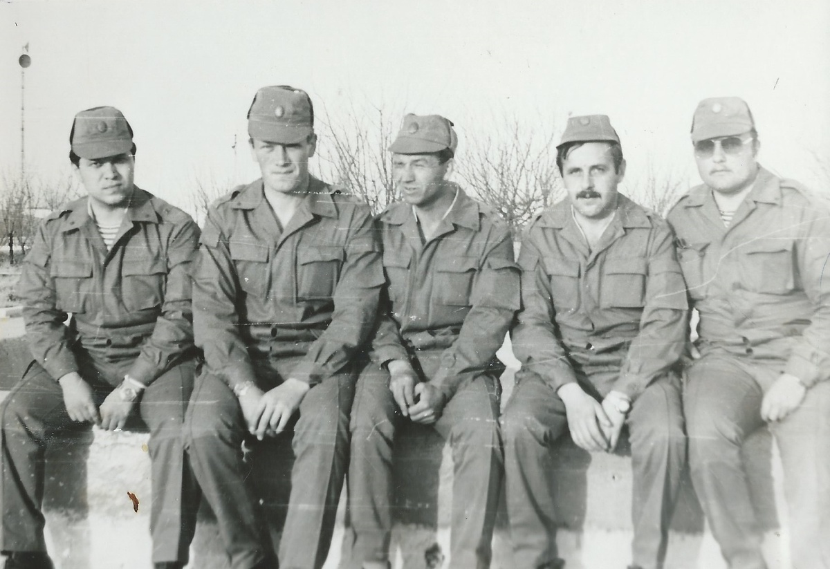 Туркестан. Середина 80-х. Автор с одноплчанами.