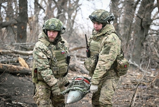    Военнослужащие расчета самоходной артиллерийской установки (САУ) 2С7М «Малка»