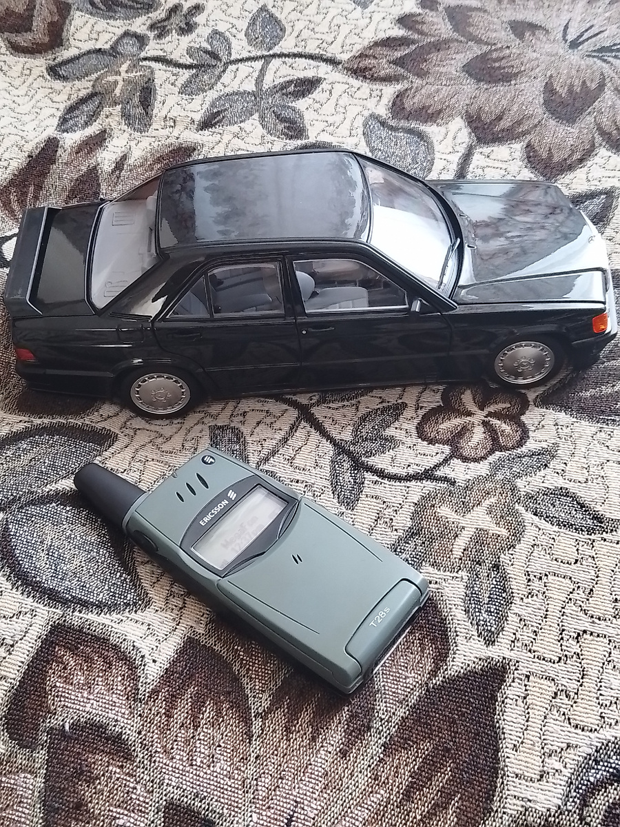 На фото мы видим модель в "заряженном" исполнении, в пластиковом обвесе и со спойлером на крышке багажника.