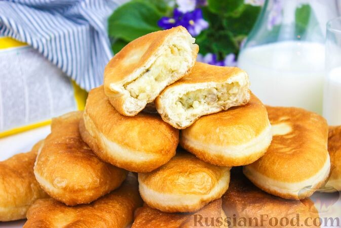 мука, вода, масло растительное, дрожжи сухие, сахар, соль, картофель, шампиньоны, лук репчатый, перец молотый