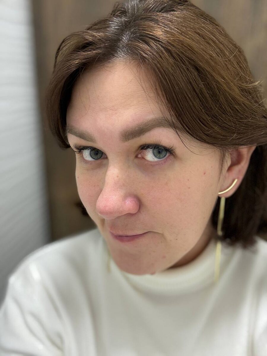 корни волос уже совсем седые.....