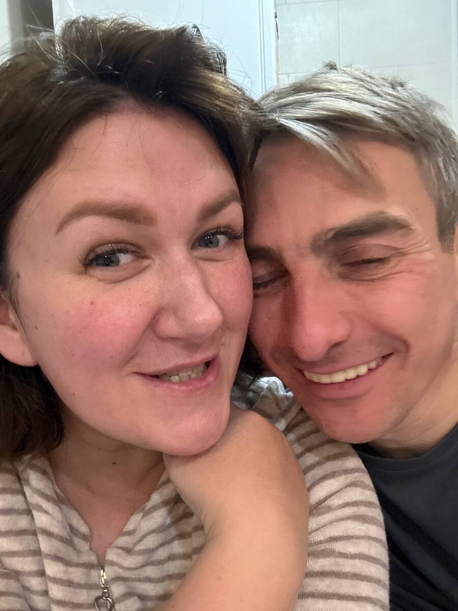 На этом фото я болею, у меня температура и румянец на щеках. А мой муж пытается меня развеселить!