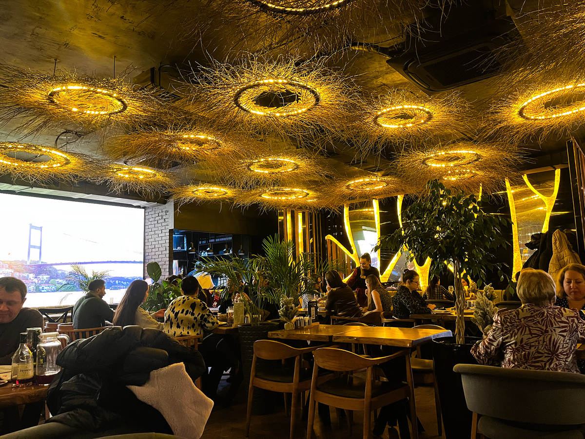 Вид на зал на втором этаже →