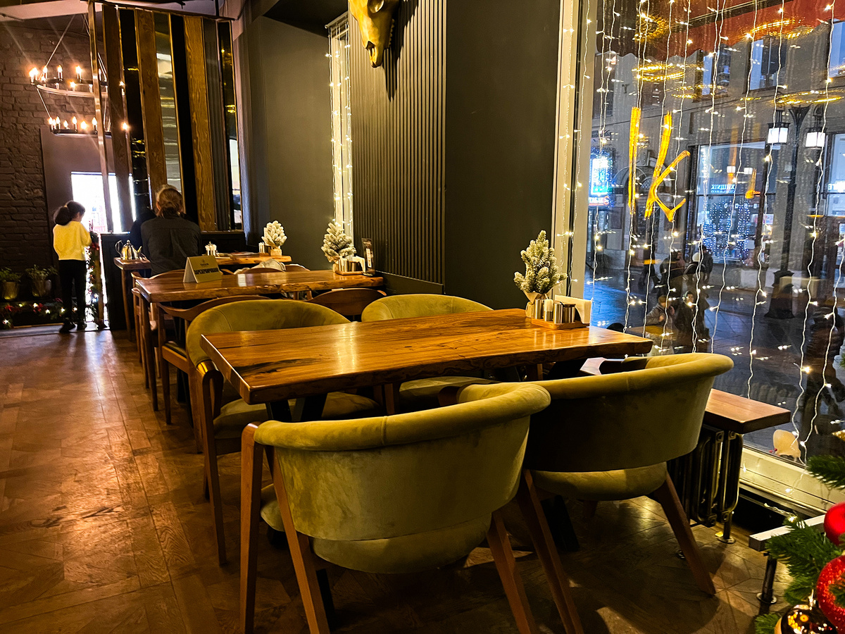 Столики у окна →