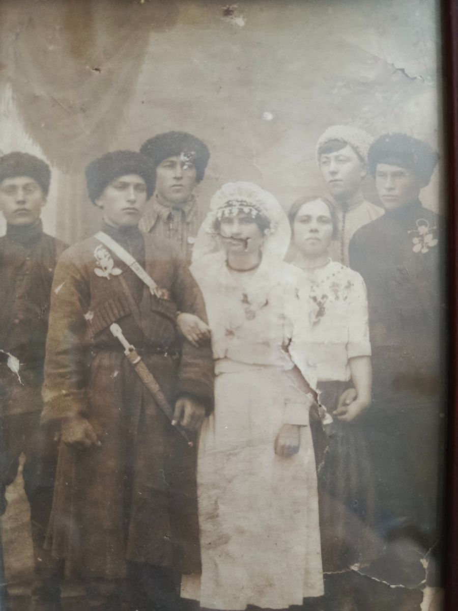 Фотография из семейного архива.Свадьба моих прадеда и прабабушки. Приблизительно 1926-1927 год.