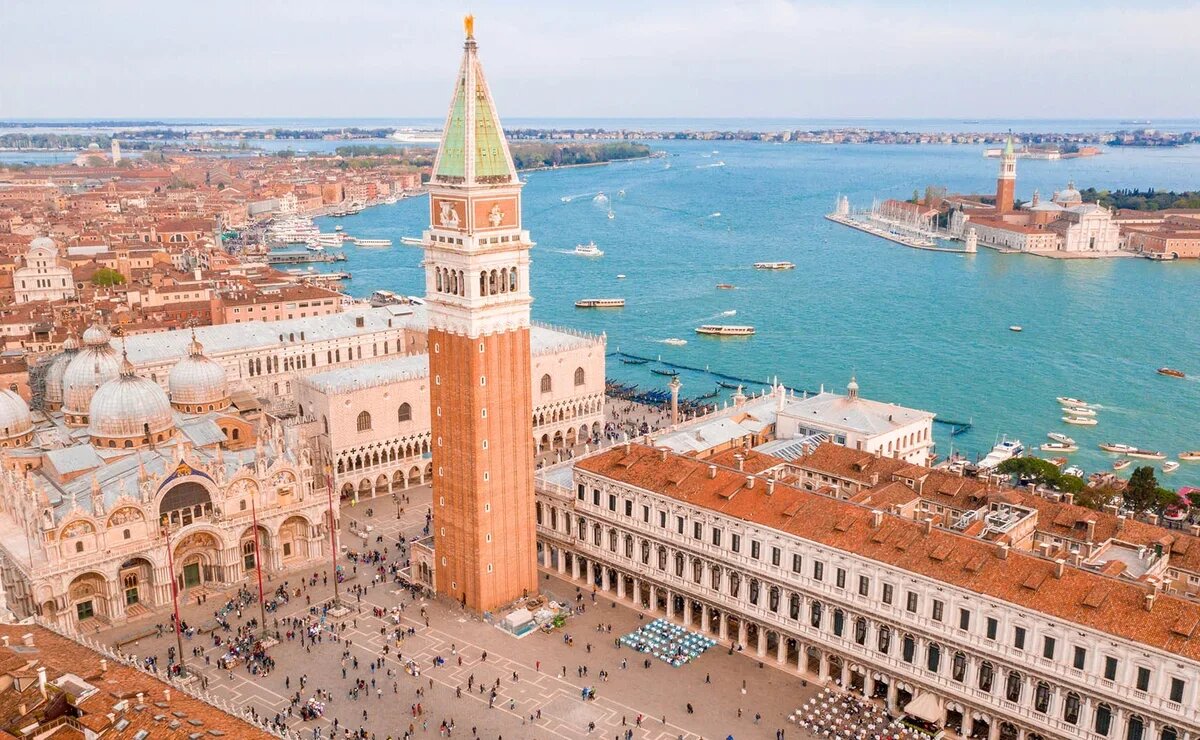    Лимиты, высокие налоги и плата за вход. Какие новые ограничения ждут туристов в разных странах мира