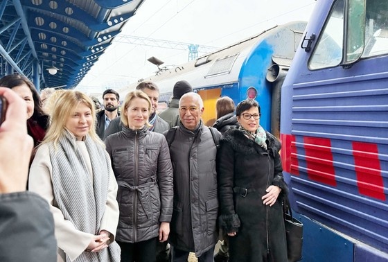    Антониу Кошта, Кая Каллас (вторая слева) и Марта Кос (справа) прибывают в Киев