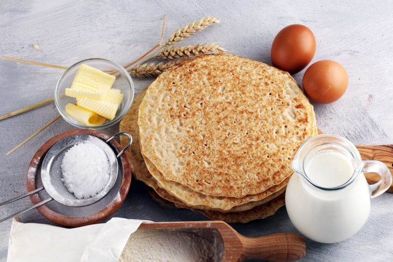 

Дно сковороды следует промазывать растительным маслом. Делать это лучше с помощью специальной кисли или марли. Так удастся равномерно распределить масло по дну сковороды.